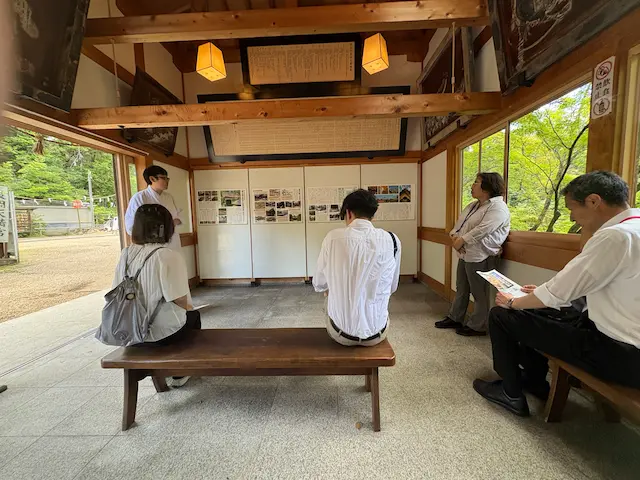 長岡天満宮から説明を受ける参加者
