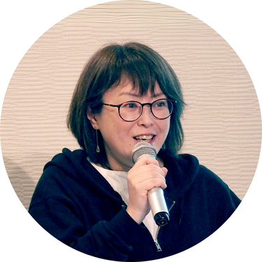 講師、山本和泉の上半身写真
